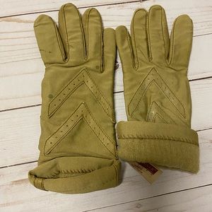 Women’s Woo lite Good Condition Tan Fleece lined winter gloves